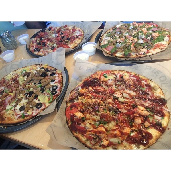 7/13/2014 tarihinde Aaron M.ziyaretçi tarafından Pieology Pizzeria'de çekilen fotoğraf