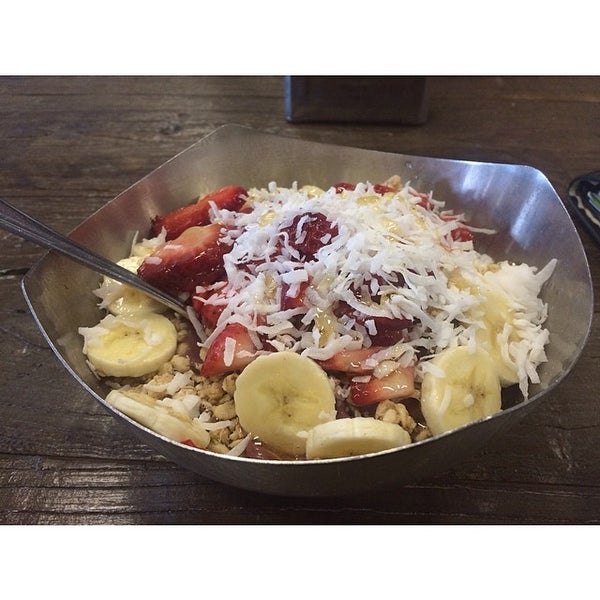 Photo taken at Vitality Bowls by Aaron M. on 3/12/2014