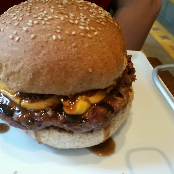 10/17/2016 tarihinde Tharik B.ziyaretçi tarafından Paulista Burger'de çekilen fotoğraf