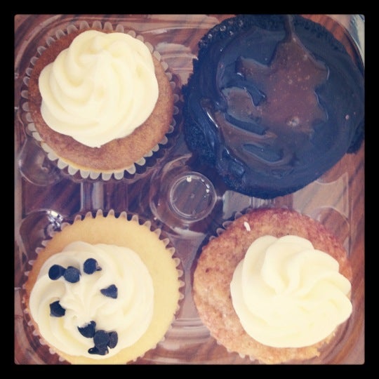 รูปภาพถ่ายที่ Cupcakes-A-Go-Go โดย Katie K. เมื่อ 9/29/2012