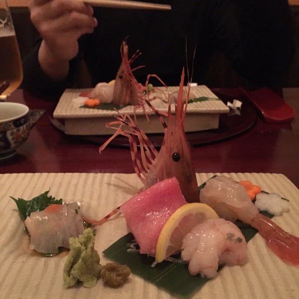 Foto tirada no(a) Sushi Oyama por Angel C. em 4/19/2015