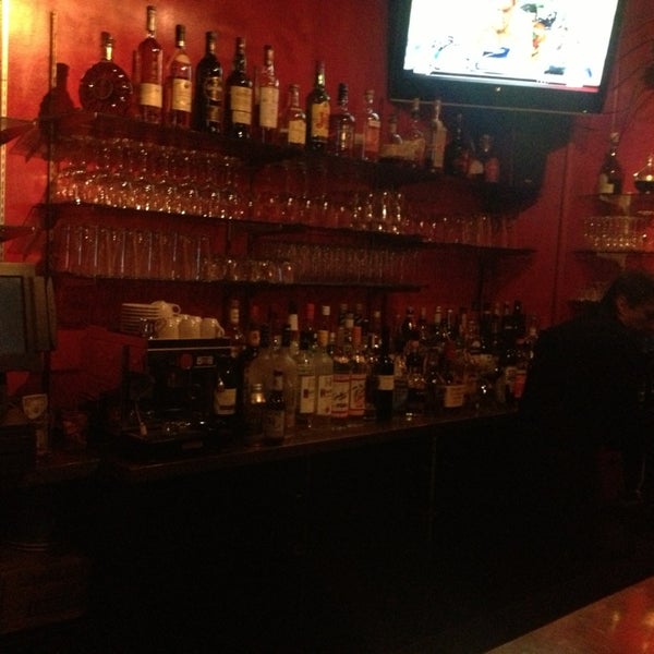 รูปภาพถ่ายที่ Lily&#39;s Bar โดย Brendan P. เมื่อ 1/15/2013