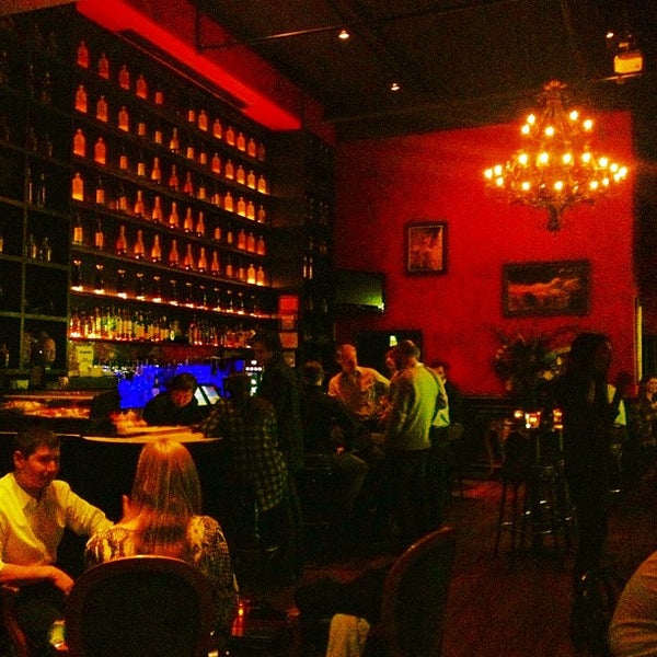 1/17/2013 tarihinde Brendan P.ziyaretçi tarafından Lea Wine Bar'de çekilen fotoğraf
