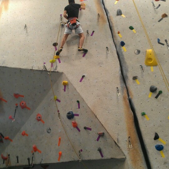 Foto scattata a Ibex Climbing Gym da Bethany J. il 11/4/2012