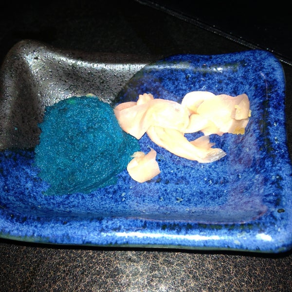Foto scattata a Blue Wasabi Sushi &amp; Martini Bar da Henry d. il 4/27/2013