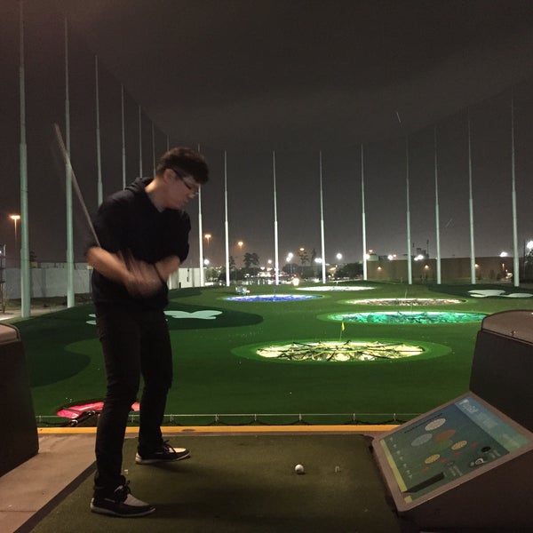 Photo taken at Topgolf by Yoo Deok S. on 3/5/2015