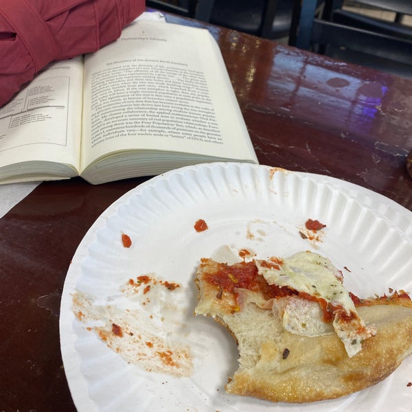 Foto tirada no(a) Famous Ben&#39;s Pizza of SoHo por Kelly K. em 1/6/2023
