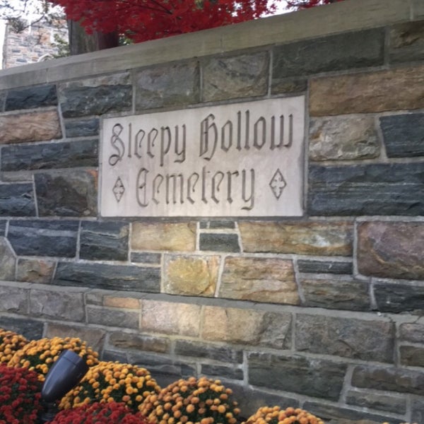 รูปภาพถ่ายที่ Sleepy Hollow Cemetery โดย Kelly K. เมื่อ 11/13/2016