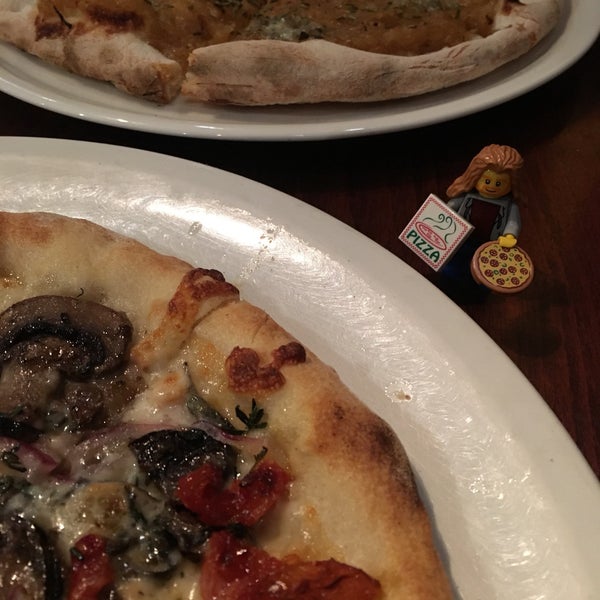 8/6/2017にVince L.がElla&#39;s Wood-Fired Pizzaで撮った写真