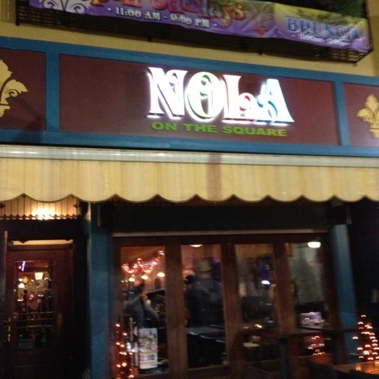 รูปภาพถ่ายที่ NOLA on the Square โดย Lucas X. เมื่อ 10/28/2012