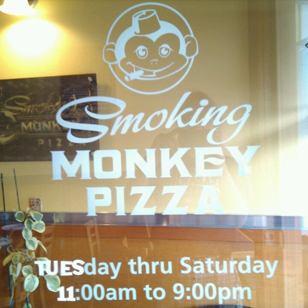รูปภาพถ่ายที่ Smoking Monkey Pizza โดย LaDawn H. เมื่อ 8/29/2013