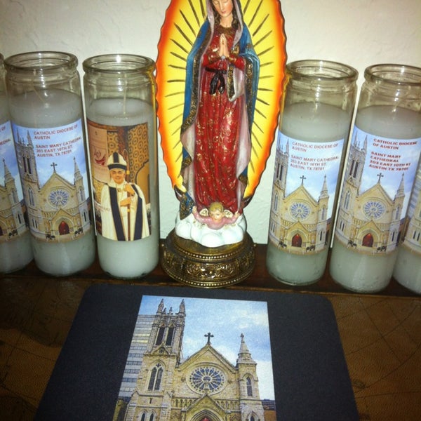 1/13/2013 tarihinde Olivia Carolyn S.ziyaretçi tarafından Ave Maria Gift Shop At St. Mary&#39;s Cathedral'de çekilen fotoğraf