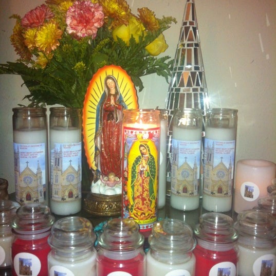 12/1/2012 tarihinde Olivia Carolyn S.ziyaretçi tarafından Ave Maria Gift Shop At St. Mary&#39;s Cathedral'de çekilen fotoğraf