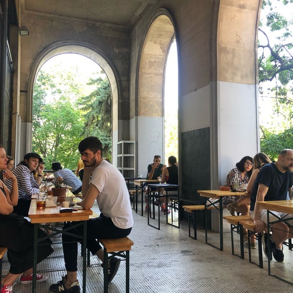 Foto tirada no(a) Artichoke Coffee Shop por Mobarak A. em 7/7/2019