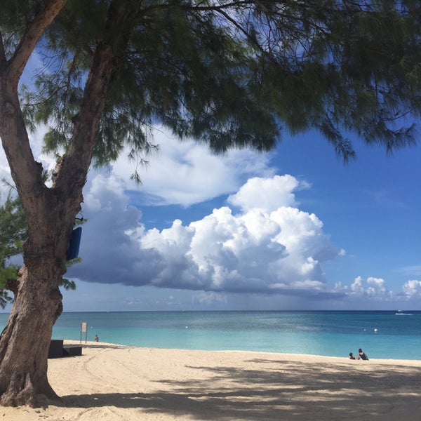 Foto tomada en The Westin Grand Cayman Seven Mile Beach Resort &amp; Spa  por Cranberry M. el 10/4/2017