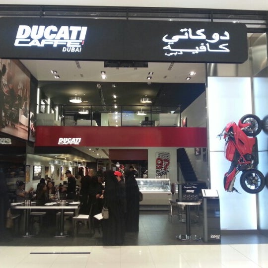 Снимок сделан в Ducati Caffe пользователем Eren K. 10/23/2012