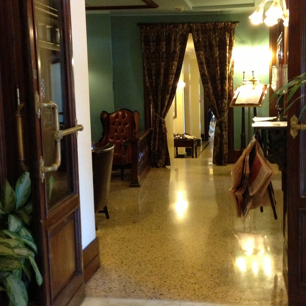 Das Foto wurde bei Grand Hotel Savoia von Yana R. am 5/8/2013 aufgenommen