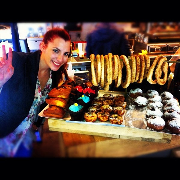 11/8/2012 tarihinde Thanos P.ziyaretçi tarafından Bread Bakery &amp; Deli'de çekilen fotoğraf