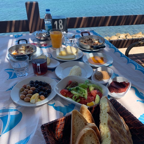 Foto diambil di Altınoluk Kahvaltı &amp; Restaurant oleh Yuliya🇷🇺 pada 7/19/2021