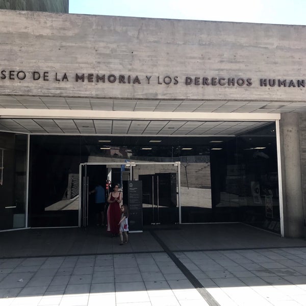 รูปภาพถ่ายที่ Museo de la Memoria y los Derechos Humanos โดย Tim Y. เมื่อ 12/22/2018