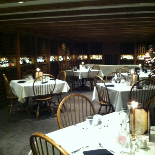 Foto tirada no(a) Chandler&#39;s Restaurant por Cara P. em 10/3/2012