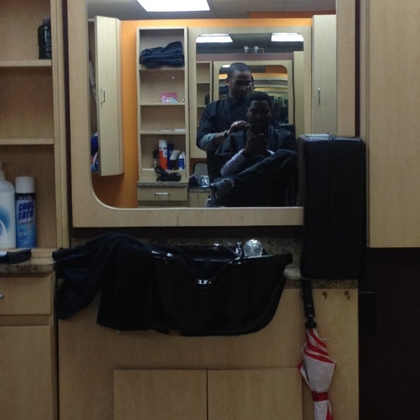 11/16/2013 tarihinde Corey R.ziyaretçi tarafından Success Barber Salon'de çekilen fotoğraf