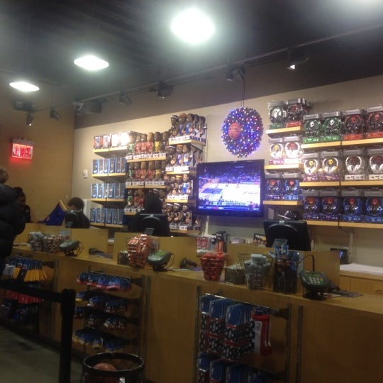 11/15/2012 tarihinde Ann K.ziyaretçi tarafından NBA Store'de çekilen fotoğraf