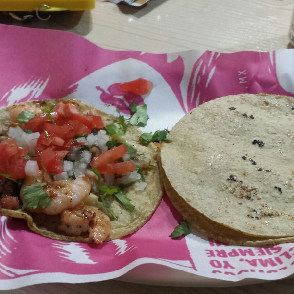 Foto scattata a 50 Tacos da Laura R. il 12/17/2014