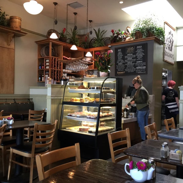 Foto scattata a Doughboys Cafe &amp; Bakery da courtney o. il 4/6/2016