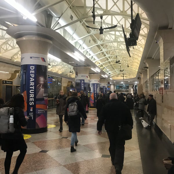 รูปภาพถ่ายที่ NJ Transit Rail Terminal โดย Cat H. เมื่อ 1/15/2020