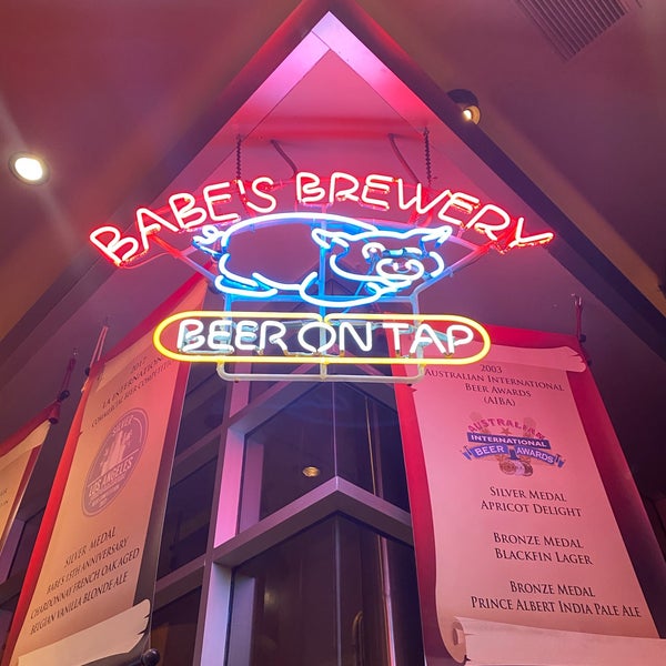 Foto tomada en Babe&#39;s Bar-B-Que &amp; Brewhouse  por Cat H. el 4/9/2021