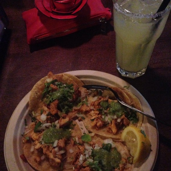 Foto scattata a The Mexican Restaurant &amp; Bar da Raven &. il 3/6/2014