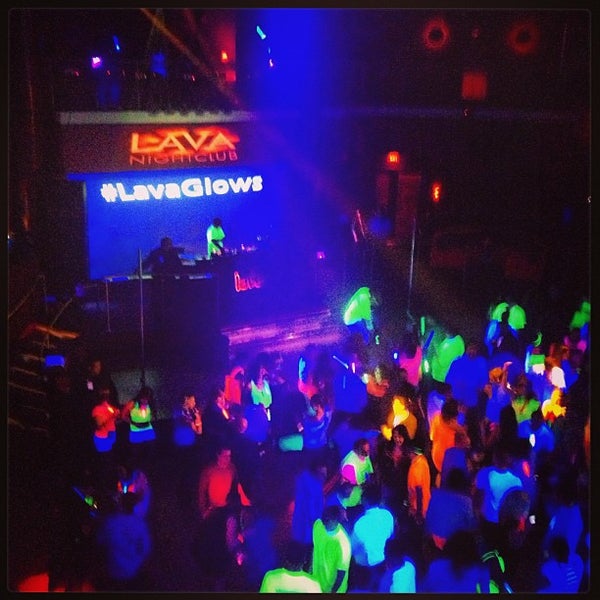 Foto tirada no(a) Lava Nightclub at Turning Stone Resort Casino por Peter R. em 3/24/2013