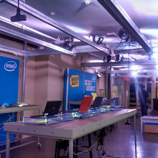 12/28/2013にWdychen N.が#IntelNYC Intel Experience Storeで撮った写真