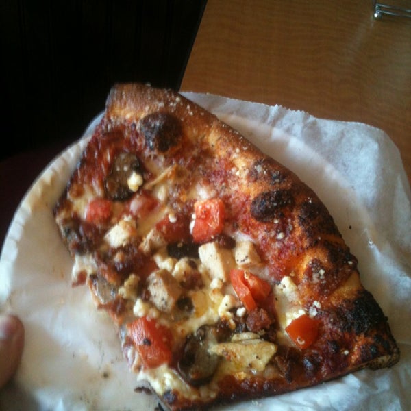 12/30/2012 tarihinde Riley M.ziyaretçi tarafından Pizza Bella'de çekilen fotoğraf