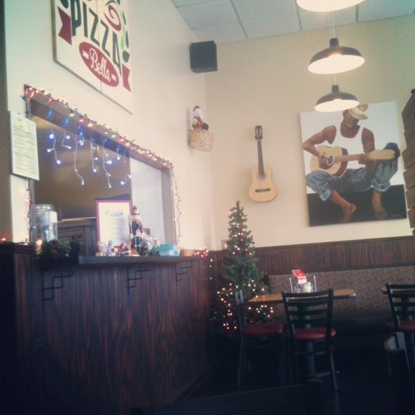 12/29/2012 tarihinde Riley M.ziyaretçi tarafından Pizza Bella'de çekilen fotoğraf