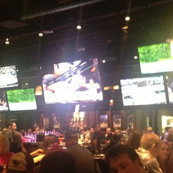Photo taken at Jake n JOES Sports Grille by Lenny H. on 1/5/2013