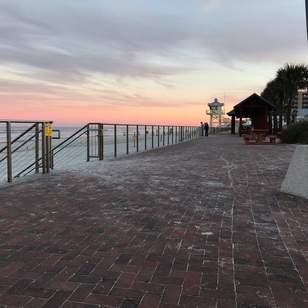 Foto scattata a New Smyrna Beach Flagler Ave da Nic B. il 1/18/2019