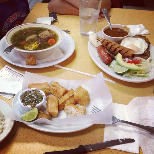 Das Foto wurde bei Mi Recuerdo Colombian &amp; Mexican Restaurant von Ariana C. am 6/19/2013 aufgenommen