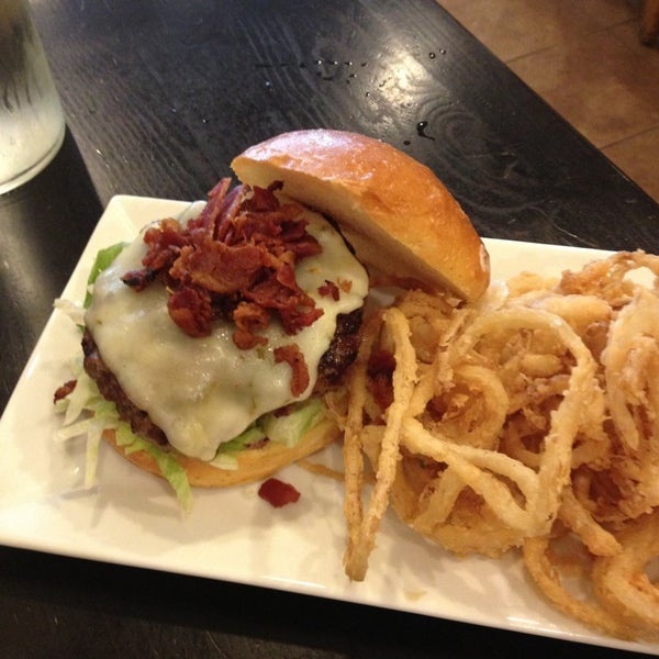 5/30/2013 tarihinde Amy L.ziyaretçi tarafından The Burger Bistro'de çekilen fotoğraf
