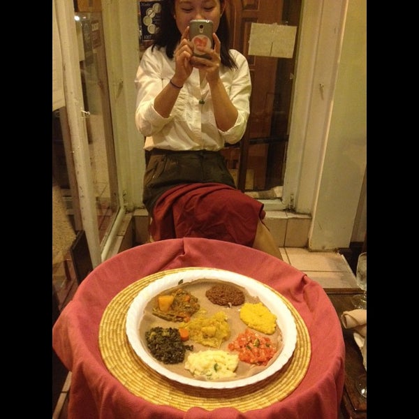 Das Foto wurde bei Meskerem Ethiopian Restaurant von Shelly C. am 9/27/2014 aufgenommen