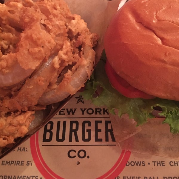 Снимок сделан в New York Burger Co. пользователем Tim Y. 8/5/2018