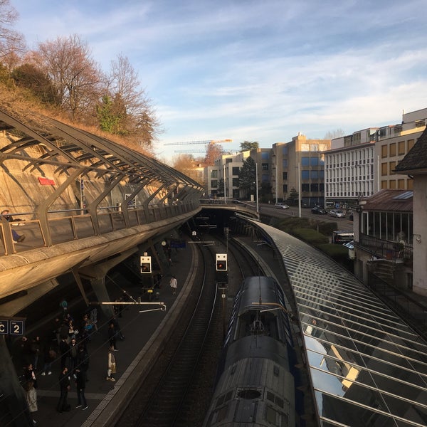 3/22/2019 tarihinde Anton K.ziyaretçi tarafından Bahnhof Zürich Stadelhofen'de çekilen fotoğraf