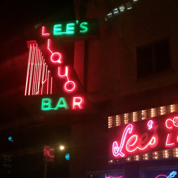 Foto tomada en Lee&#39;s Liquor Lounge  por 🇺🇸☝🏼 el 11/14/2015