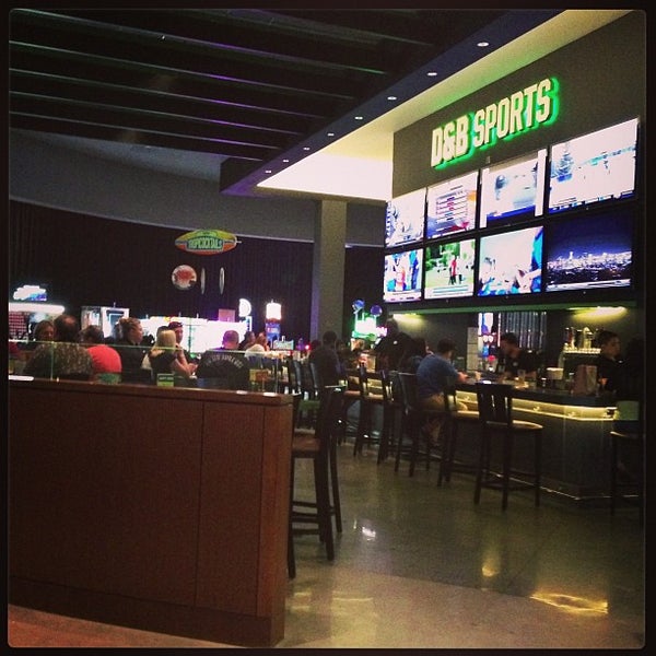 Photo taken at Dave &amp; Buster&#39;s by Elmer L. on 7/25/2013