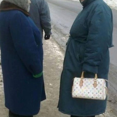 Плачущая бабушка. Плачущая старушка. Бабушка которая украла. Бабуля в квартире. Ходят по квартирам.