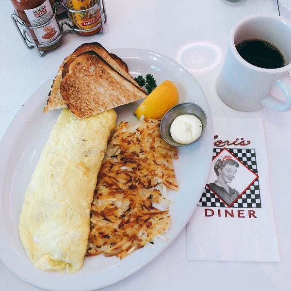 Foto tomada en Lori&#39;s Diner  por Nicholas F. el 6/4/2019