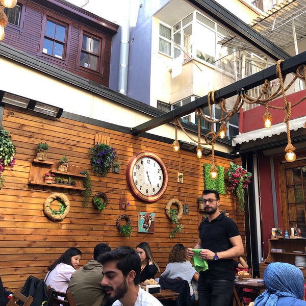 Снимок сделан в Balkon Cafe &amp; Kahvaltı пользователем Ece G. 11/6/2019
