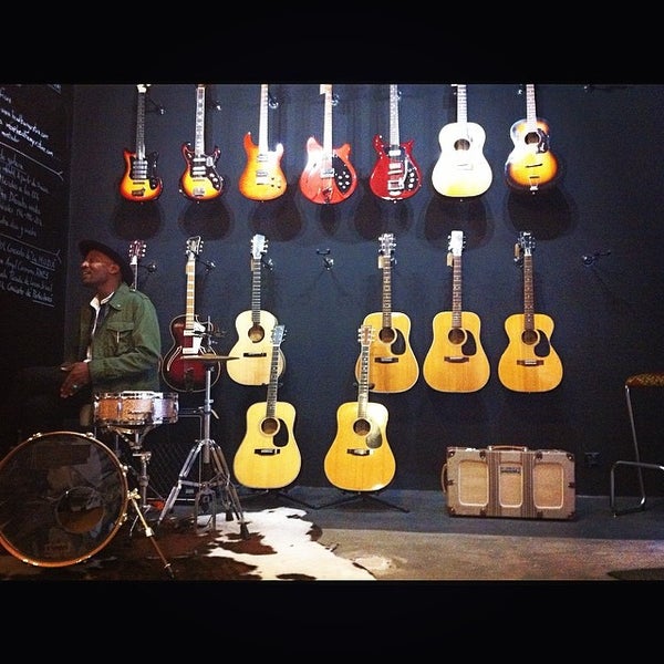 Photo taken at Headbanger rare guitars by Echedey M. on 4/3/2014