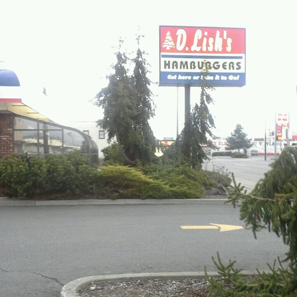 Foto tirada no(a) D. Lish&#39;s Great Hamburgers por John L. em 3/17/2013
